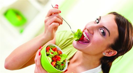 Comer devagar ajuda a manter o bom hálito