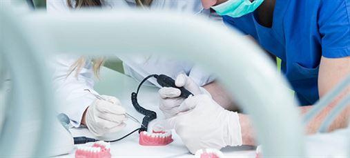 Pesquisa mostra que 39 milhões de brasileiros usam prótese dentária