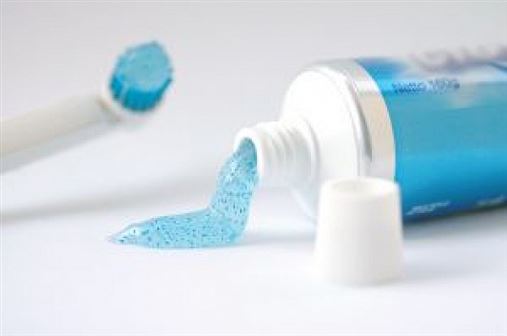 Estudo avalia eficácia de cremes dentais clareadores