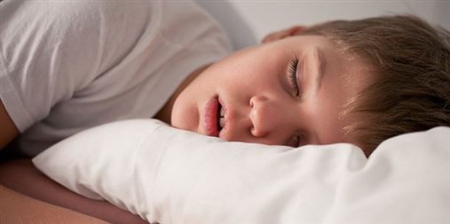 Respirar pela boca ao dormir aumenta risco de ter cáries