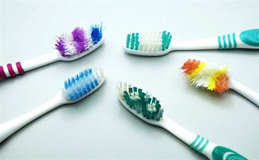Quatro segredos para manter sua escova de dentes livre de bactérias